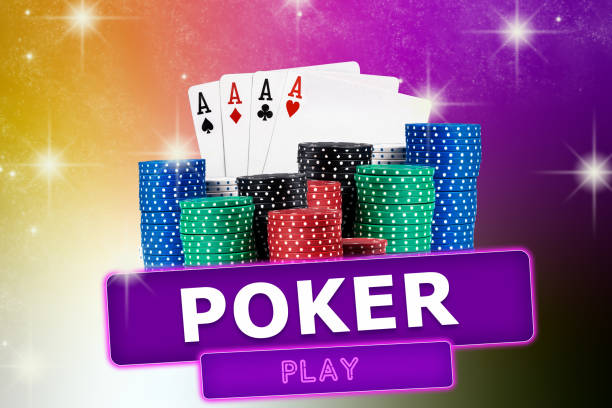 cztery asy za stosami żetonów na kolorowym, błyszczącym tle. kolaż z napisem poker play. hazard, kasyno. zbliżenie - gambling chip green stack gambling zdjęcia i obrazy z banku zdjęć