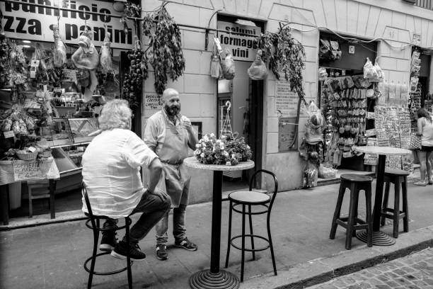 ローマのグルメ食品店の外に座っている観光客 - photography black and white restaurant italy ストックフォトと画像