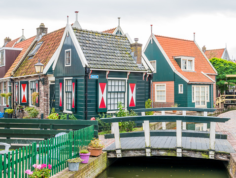Puente sobre el canal a Maze en Volendam, Holanda del Norte, Países Bajos photo