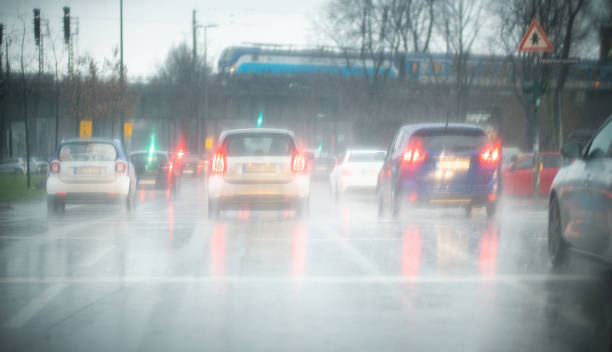 coches conducen en calles lluviosas de la ciudad - tire car brake rain fotografías e imágenes de stock