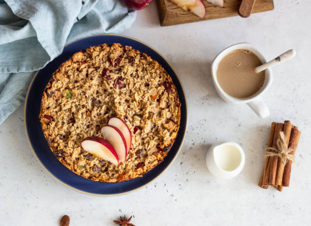 gâteau aux flocons d’avoine ou flocons d’avoine cuits au four avec des pommes et des raisins secs. pâtisseries diététiques d’automne, petit déjeuner sain. - cuisson au four photos et images de collection