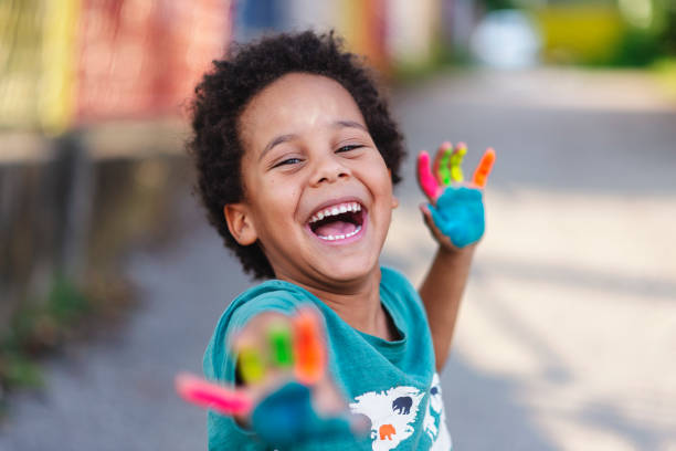 hermoso niño feliz con las manos pintadas - pintura producto artístico fotos fotografías e imágenes de stock