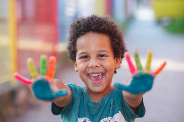 красивый счастливый мальчик с окрашенными руками - child art paint humor стоковые фото и изображения