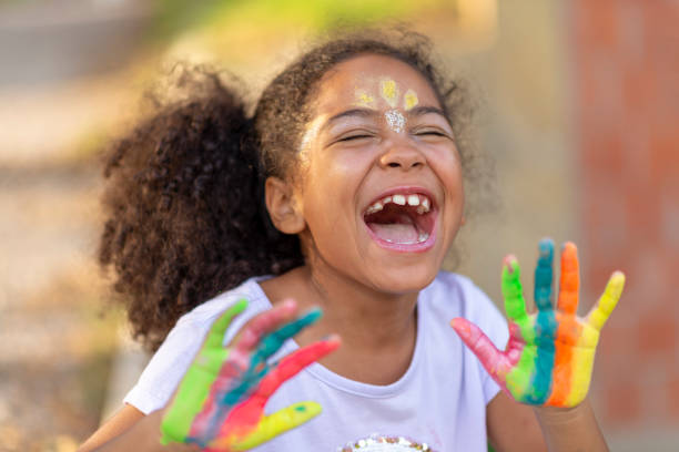 красивая счастливая девушка с окрашенными руками - child art paint humor стоковые фото и изображения