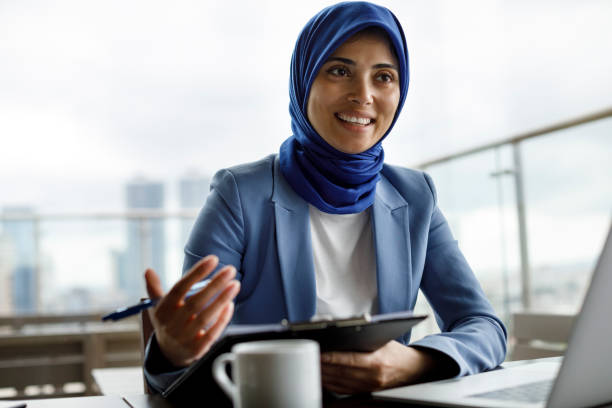 деловая встреча - arab woman стоковые фото и изображения