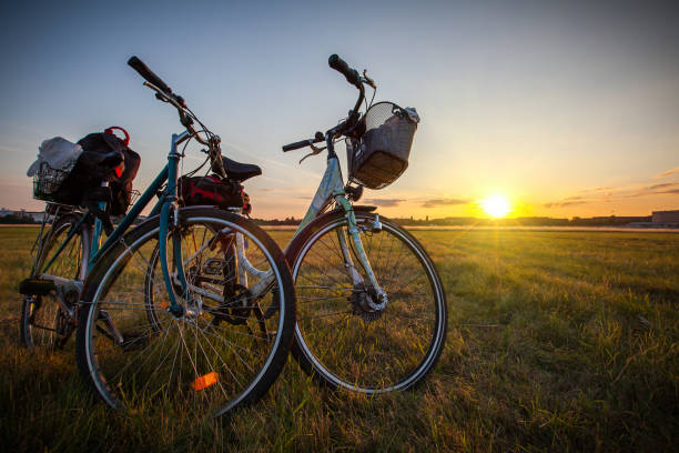 dwa rowery o zachodzie słońca - wheel cycling nobody outdoors zdjęcia i obrazy z banku zdjęć