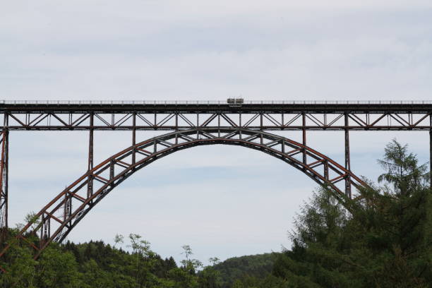 antiguo puente ferroviario sobre un río - railway bridge fotografías e imágenes de stock
