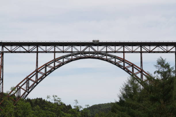 vieux pont de chemin de fer au-dessus d’une rivière - valley type photos et images de collection