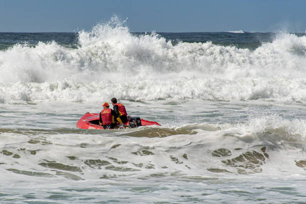 surf rescue life savers boat jumping on the waves - surf rescue imagens e fotografias de stock