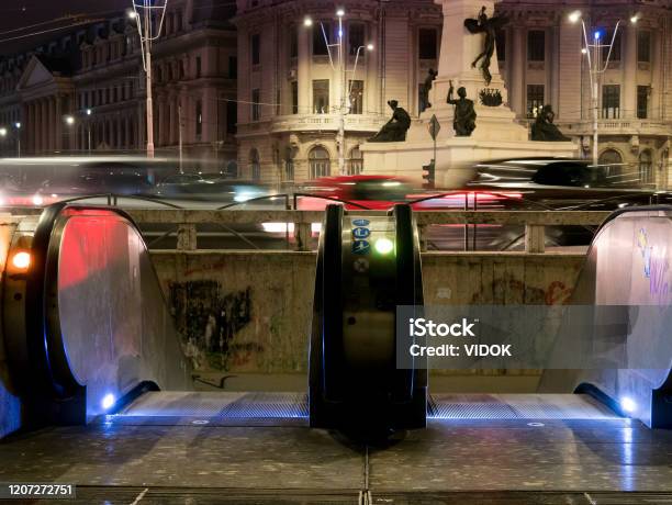 ブカレストルーマニアの地下鉄駅大学に降下 エスカレーターのストックフォトや画像を多数ご用意 エスカレーター, ブカレスト, ヨーロッパ