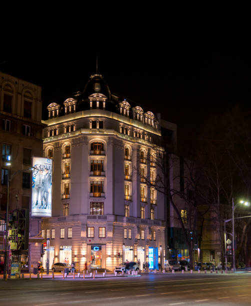 la maison est magnifiquement éclairée dans la soirée à bucarest, roumanie. - market wealth famous place travel destinations photos et images de collection