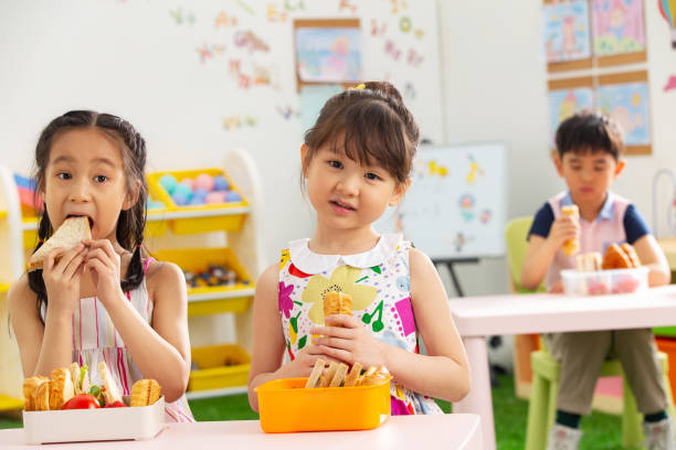 istock Kindergarten children eat 1207273443