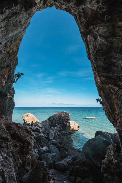 aventura junto al mar - clear sky vacations vertical saturated color fotografías e imágenes de stock