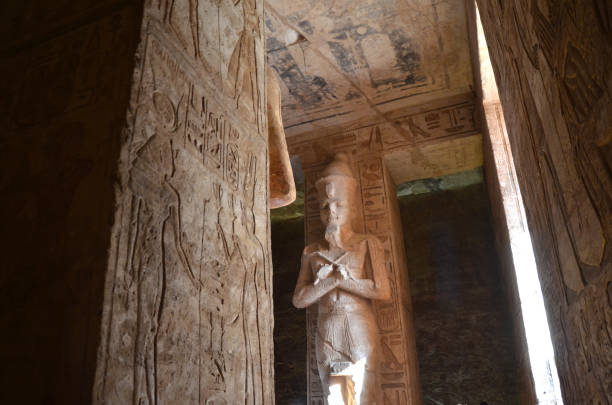 estátua enorme dentro do abu simbel com visitantes andando por aí. - temple of luxor hypostyle hall - fotografias e filmes do acervo
