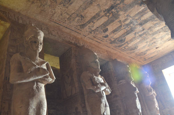 estátua enorme dentro do abu simbel com visitantes andando por aí. - temple of luxor hypostyle hall - fotografias e filmes do acervo