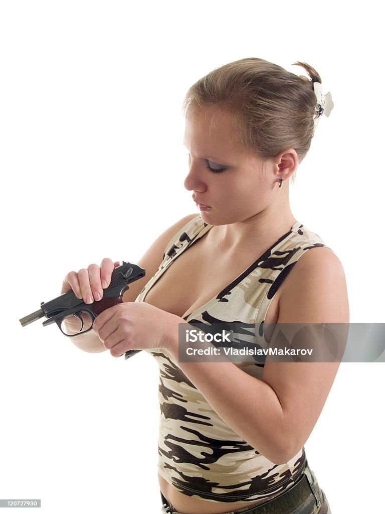 La giovane donna con la pistola - Foto stock royalty-free di Adulto