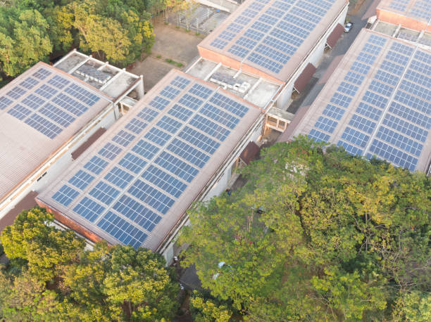 photo de vue aérienne des panneaux solaires.panneaux solaires absorbent la lumière du soleil pour produire de l’électricité. énergie renouvelable de centrale solaire sur le toit - 3878 photos et images de collection