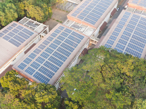 ソーラーパネルの航空写真.ソーラーパネルは太陽光を吸収して発電します。屋上の太陽光発電所再生可能エネルギー - 3878 ストックフォトと画像