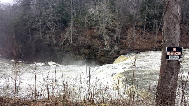 wasserfall an den indian falls am tonawanda creek - tonawanda creek stock-fotos und bilder