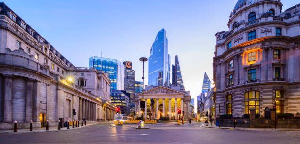panoramic view with the illuminated city skyline in the background - london england bank of england bank skyline imagens e fotografias de stock