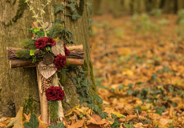 entierro del bosque, cruz en el tronco del árbol - praying forest freedom tree fotografías e imágenes de stock