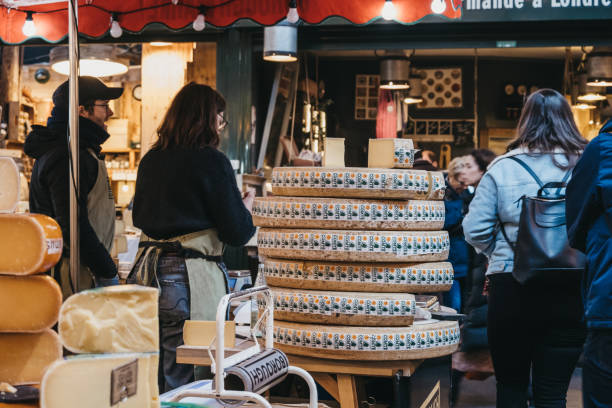 ボローマーケット、ロンドン、英国内のスタンドで販売されているチーズのホイール。 - kiosk editorial traditional culture famous place ストックフォトと画像