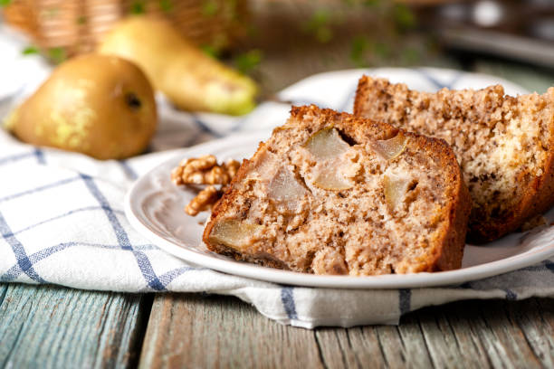 fatia de torta caseira com pera e nozes - walnut bread - fotografias e filmes do acervo