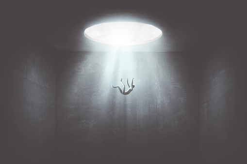 hombre cayendo de un agujero de luz, concepto surrealista photo