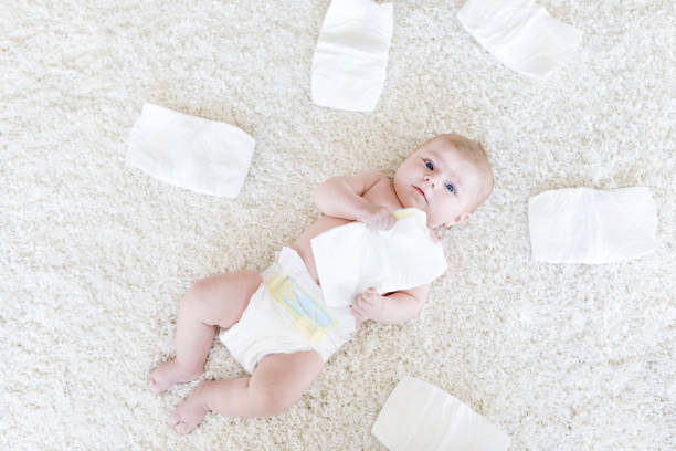 bébé nouveau-né adorable mignon de 3 papillons de nuit avec des couches. hapy petite fille ou garçon regardant l’appareil-photo. le corps et la peau secs et sains pour des enfants concept. pépinière de bébé. - baby beauty beautiful the human body photos et images de collection