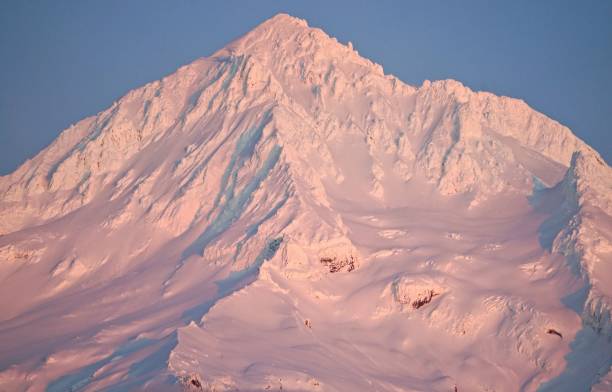 mt. hood high focus - cascade range mountain alpenglow winter foto e immagini stock