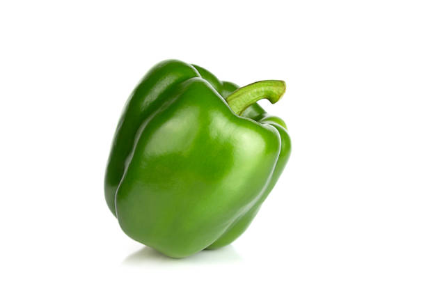 白い背景に1つの緑のピーマンが分離されています。クローズアップ - bell pepper green pepper fruit ストックフォトと画像