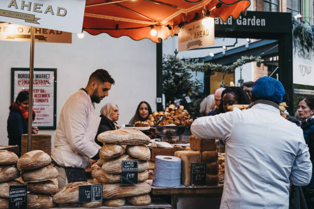 pan de masa fermentada y bollería en el puesto bread ahead en borough market, londres, reino unido. - kiosk editorial traditional culture famous place fotografías e imágenes de stock