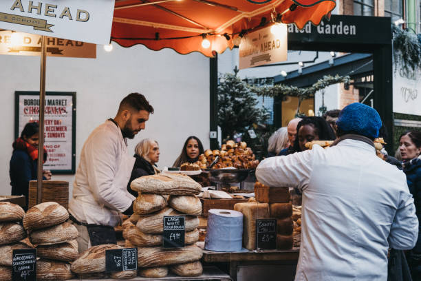 英国ロンドンのボローマーケットにあるブレッドアヘッド屋台のサワードウパンとペストリー。 - kiosk editorial traditional culture famous place ストッ��クフォトと画像
