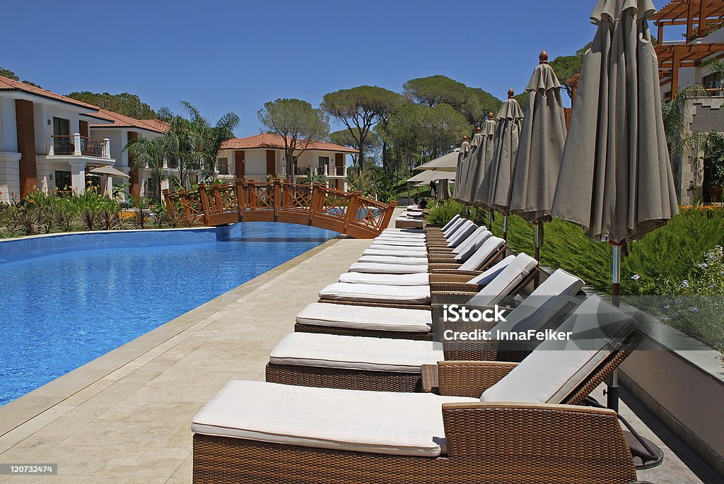 Magnifique ligne au bord de la piscine avec des chaises longues - Photo de Architecture libre de droits