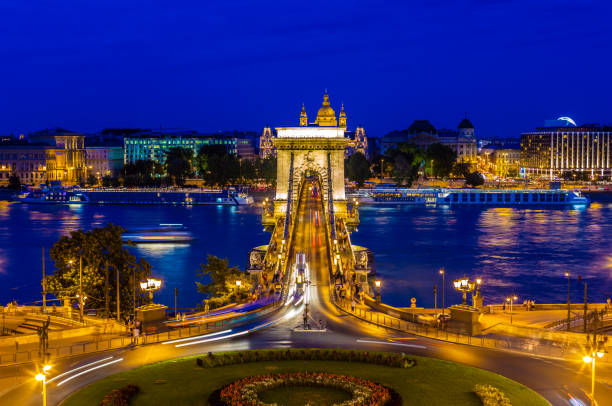 puente de la cadena en budapest al atardecer - budapest chain bridge panoramic hungary fotografías e imágenes de stock