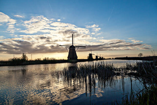 moinhos de vento em kinderdijk - polder windmill space landscape - fotografias e filmes do acervo