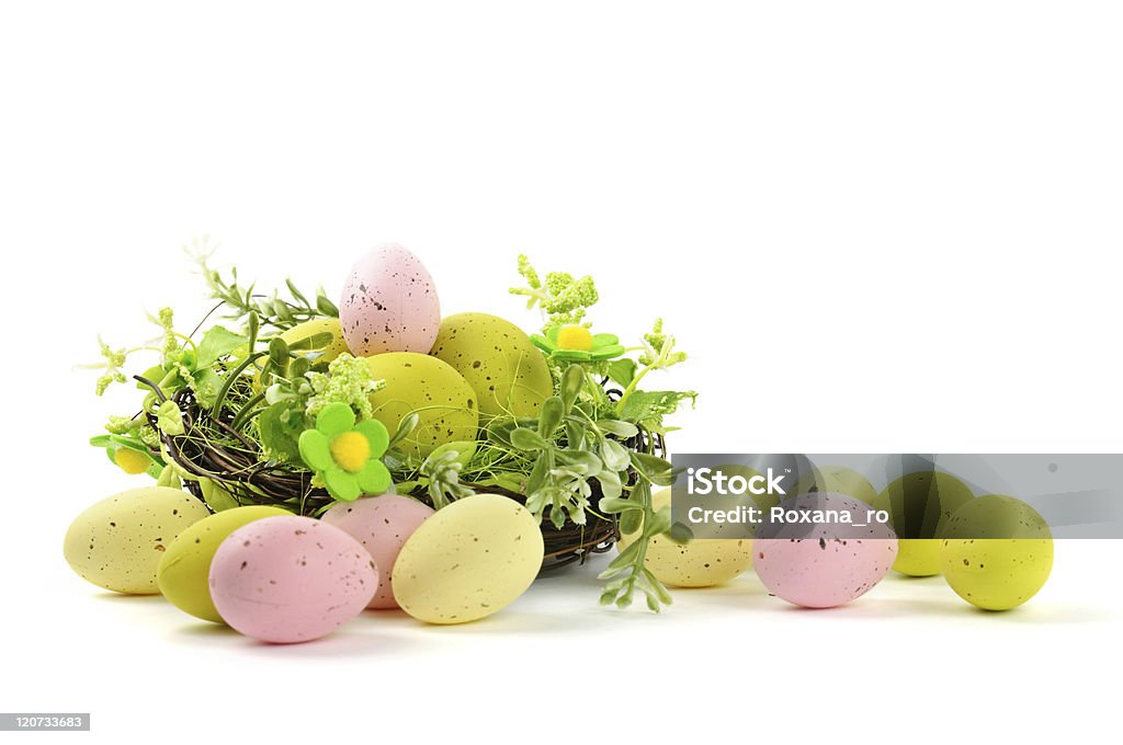 Nid de Pâques décoratifs avec oeufs - Photo de Arbre en fleurs libre de droits