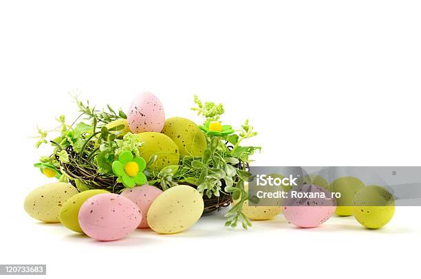 Photo libre de droit de Nid De Pâques Décoratifs Avec Oeufs banque d'images et plus d'images libres de droit de Arbre en fleurs - Arbre en fleurs, Blanc, Couleur verte