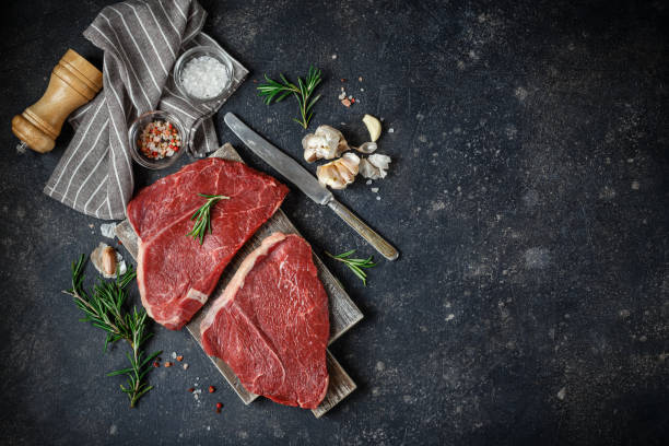 bife de carne crua com especiarias. - steak strip steak ribeye sirloin steak - fotografias e filmes do acervo