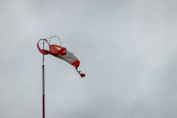 회색 하늘에 너덜너덜한 날씨 베인 - windsock sky natural phenomenon gale 뉴스 사진 이미지