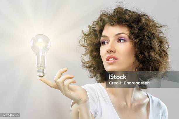 Foto de Iluminada Bulb e mais fotos de stock de Adulto - Adulto, Aprender, Beleza