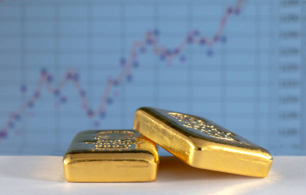 sztabki złota na tle wykresu wzrostu. - gold bullion ingot stock market zdjęcia i obrazy z banku zdjęć