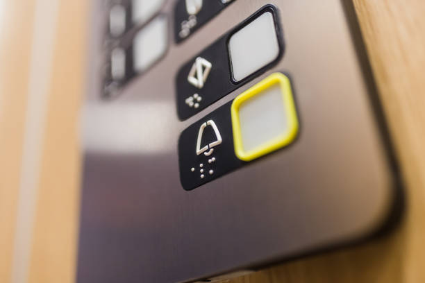 cierre el botón de alarma del ascensor en el panel de control. concepto de emergencia. - ascensor botones fotografías e imágenes de stock
