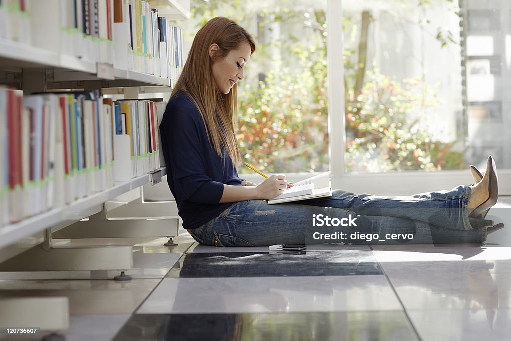 Mädchen studieren in Bibliothek auf Etage - Lizenzfrei 20-24 Jahre Stock-Foto