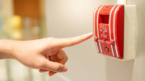 мужская рука, указывающая на красный выключатель пожарной сигнализации - control panel flash стоковые фото и изображения