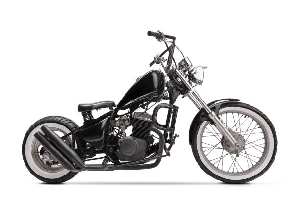 toma de estudio de una moto personalizada negra - motocicleta fotos fotografías e imágenes de stock