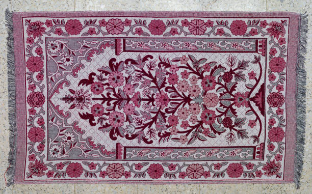 alfombra de alfombra de oración - alquibla fotos fotografías e imágenes de stock