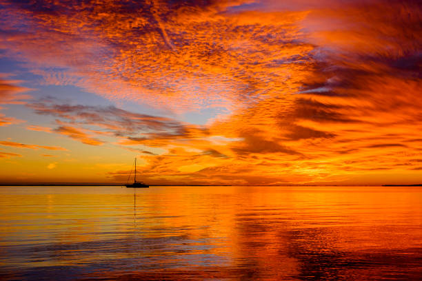 coucher du soleil de clefs de la floride - sailboat sunset sailing nautical vessel photos et images de collection