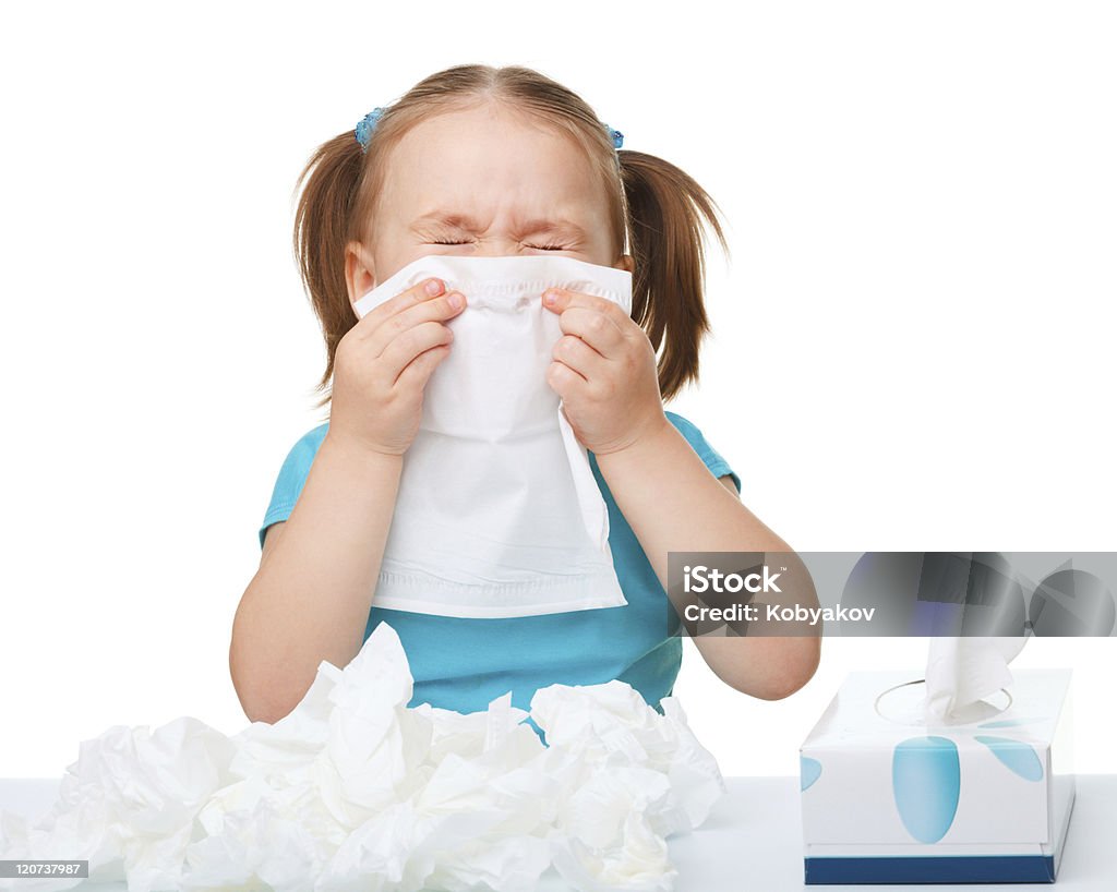 Petite fille souffle son nez - Photo de Enfant libre de droits