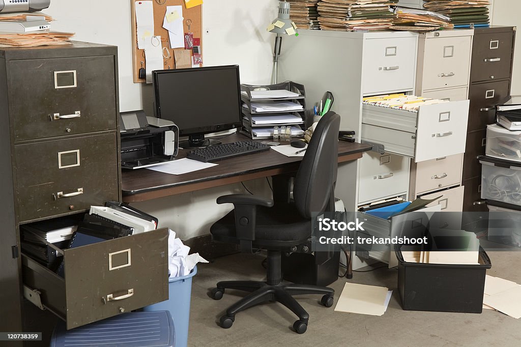 Muy confuso oficina con armarios de archivo - Foto de stock de Oficina libre de derechos